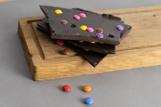 Zartbitter Bruchschokolade Smarties - Die Ise Schokoladenmanufaktur