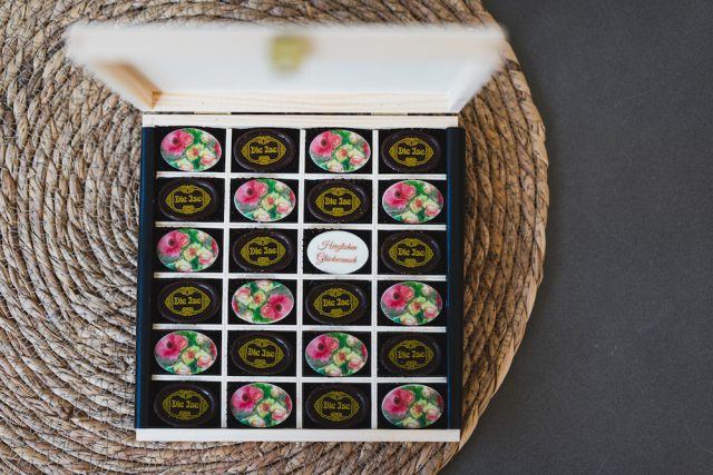 24 Pralinen Blumen Herzlichen Glueckwunsch pink