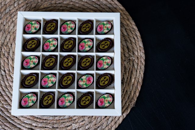 25 Pralinen Die Ise mit Blumenmuster